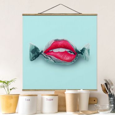 Stoffbild mit Posterleisten - Jonas Loose - Bonbon mit Lippen - Quadrat 1:1