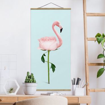Stoffbild mit Posterleisten - Jonas Loose - Flamingo mit Rose - Hochformat 1:2