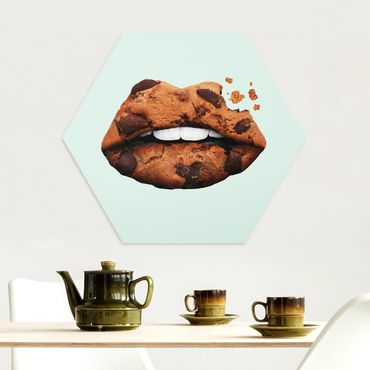 Hexagon Bild Alu-Dibond - Jonas Loose - Lippen mit Keks