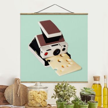 Stoffbild mit Posterleisten - Jonas Loose - Kamera mit Käse - Quadrat 1:1