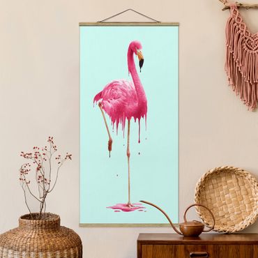 Stoffbild mit Posterleisten - Jonas Loose - Schmelzender Flamingo - Hochformat 1:2