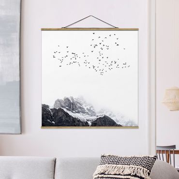 Stoffbild mit Posterleisten - Vogelschwarm vor Bergen Schwarz Weiß - Quadrat 1:1