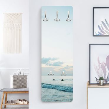 Perchero de pared panel de madera - Surfer in pastel blue sea
