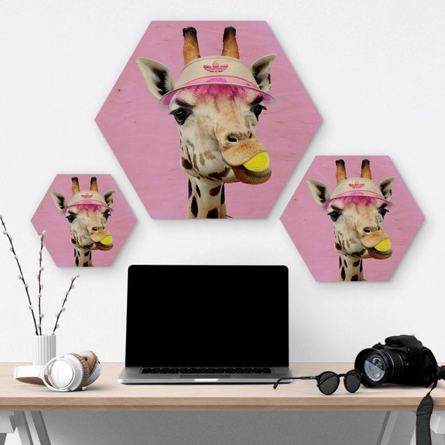 Hexagon Bild Holz - Jonas Loose - Giraffe beim Tennis