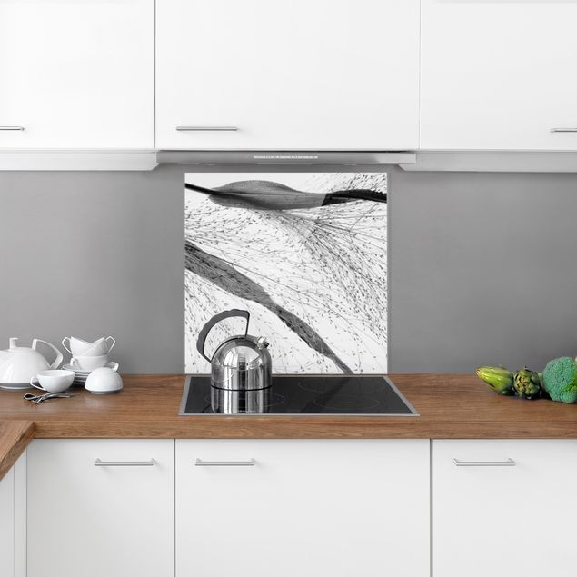 Panel antisalpicaduras cocina flores Delicate Reed With Subtle Buds Black And White