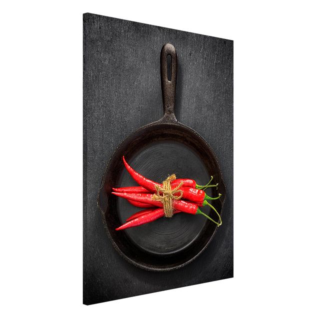 Decoración cocina Red Chili Bundles In Pan On Slate