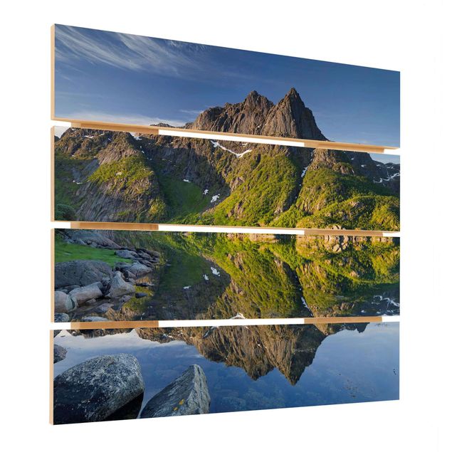 Cuadros en madera Mountain Landscape With Water Reflection In Norway