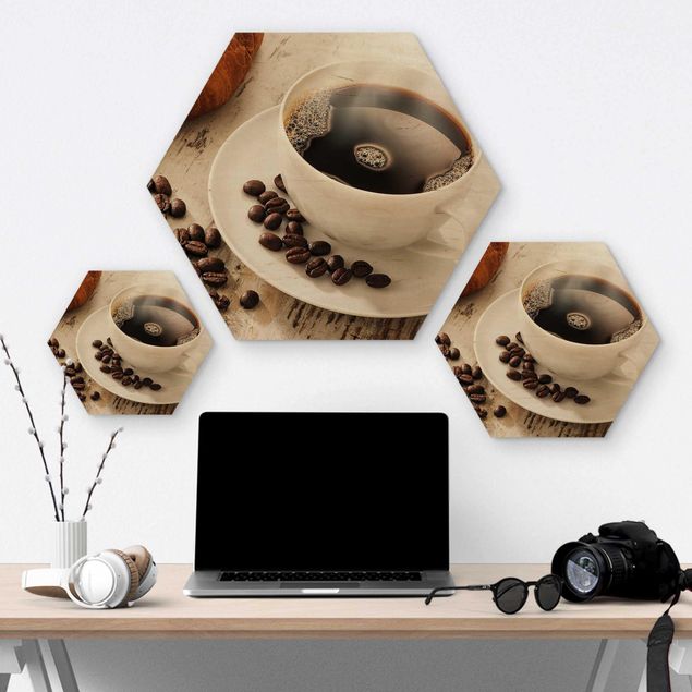 Hexagon Bild Holz - Dampfende Kaffeetasse mit Kaffeebohnen