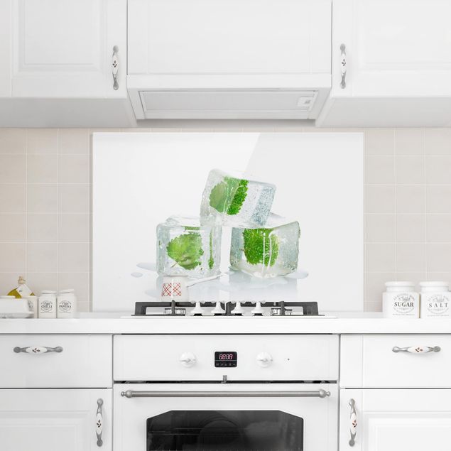 Panel antisalpicaduras cocina especias y hierbas Three Ice Cubes With Lemon Balm