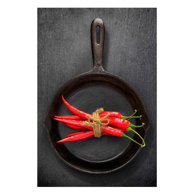 Cuadro de especias Red Chili Bundles In Pan On Slate