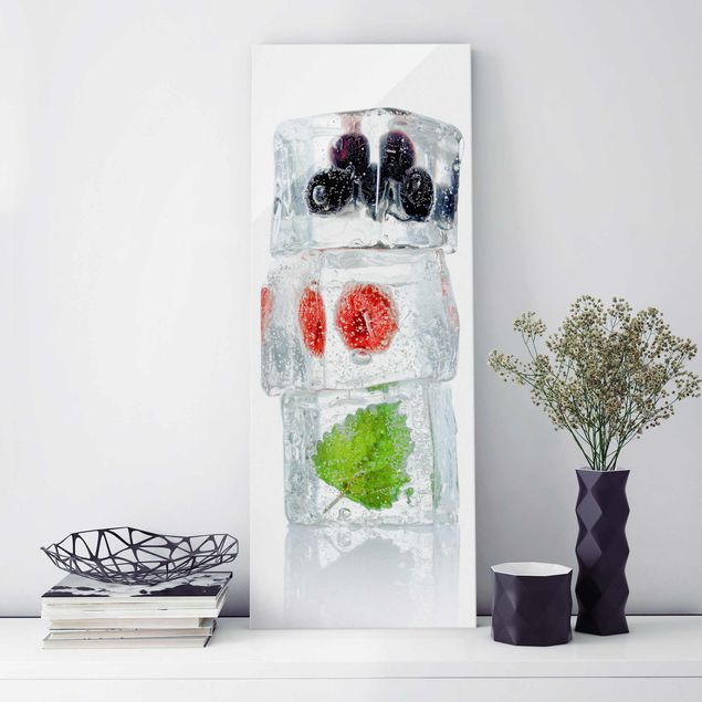 Cuadros de frutas Raspberry lemon balm and blueberries in ice cube