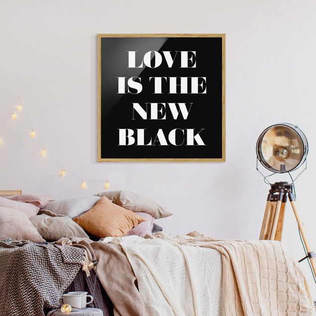 Pósters enmarcados con frases Love Is The New Black