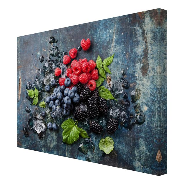 Cuadro negro Berry Mix With Ice Cubes Wood