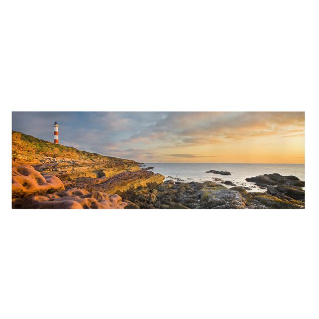 Cuadros de montañas Tarbat Ness Lighthouse And Sunset At The Ocean