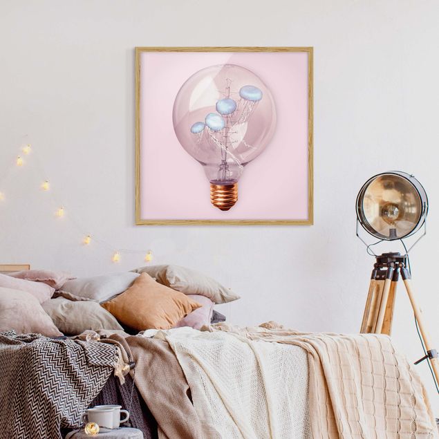 Pósters enmarcados de cuadros famosos Light Bulb With Jellyfish