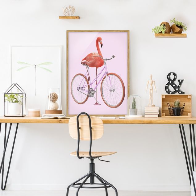 Pósters enmarcados de animales Flamingo With Bicycle