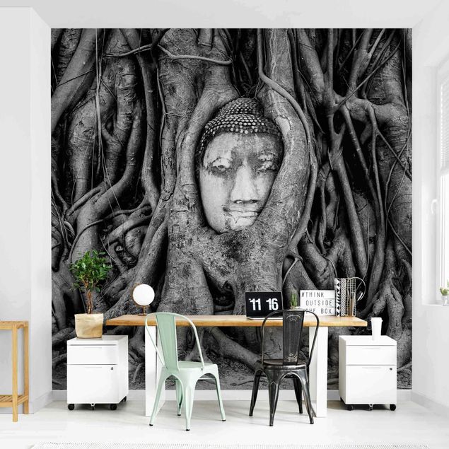 Papeles pintados blanco y negro Buddha In Ayutthaya Lined From Tree Roots In Black And White