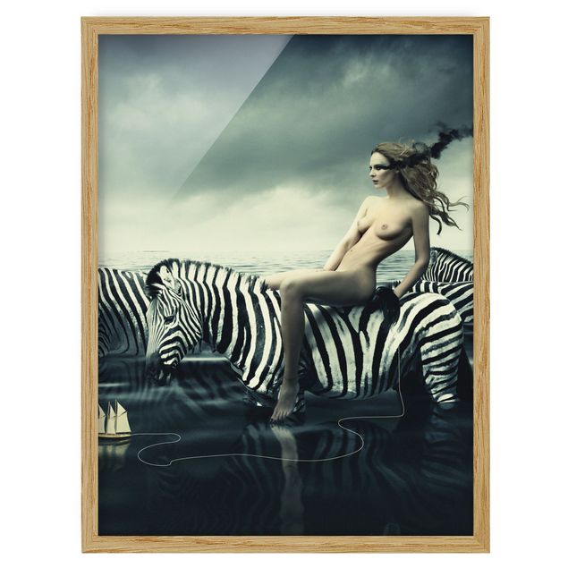 Pósters enmarcados de animales Woman Posing With Zebras