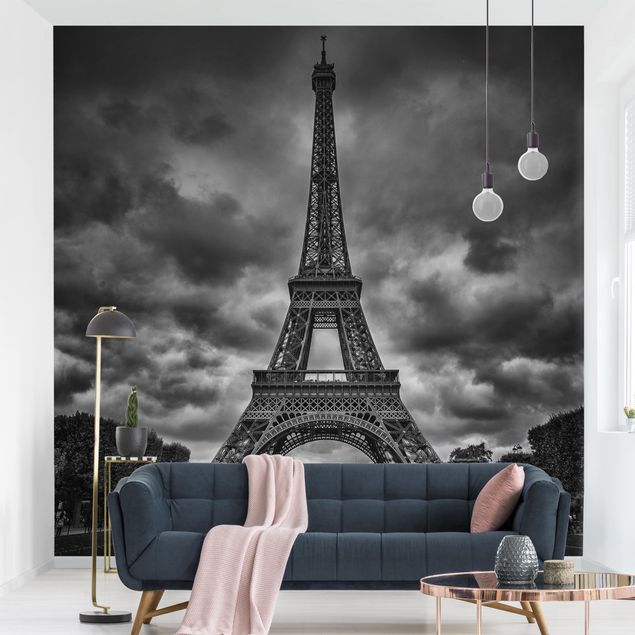 Papel pintado París Eiffel Tower In Front Of Clouds In Black And White