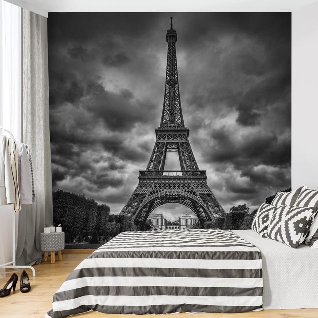 Papel pintado ciudades Eiffel Tower In Front Of Clouds In Black And White
