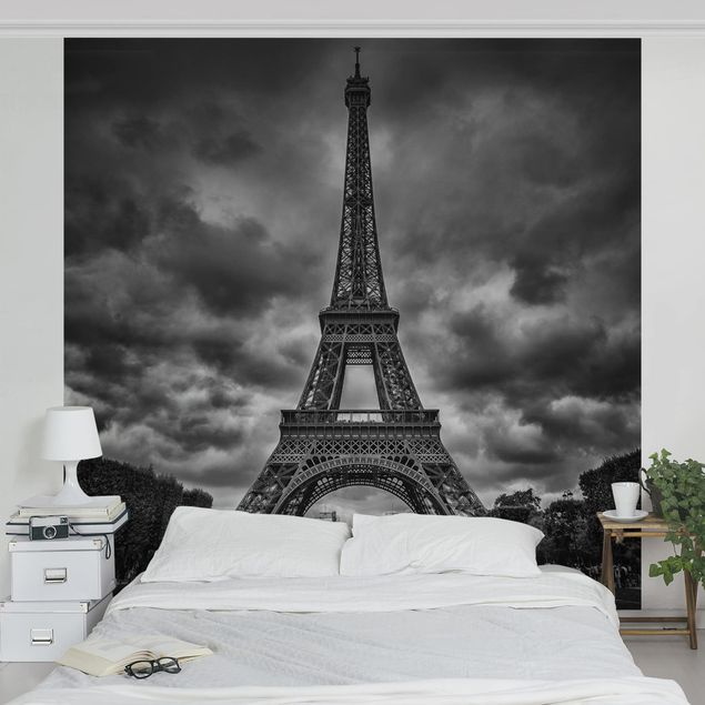 Papel pintado moderno Eiffel Tower In Front Of Clouds In Black And White