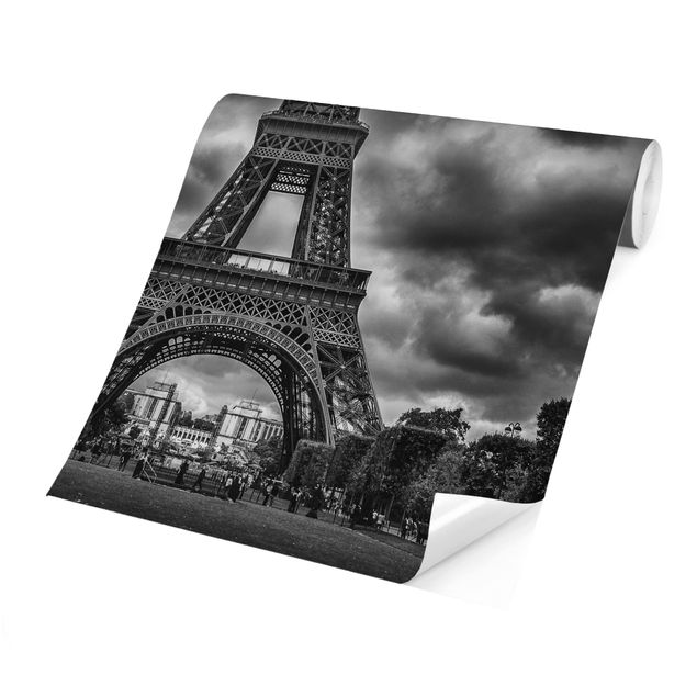 Papel pintado blanco y negro Eiffel Tower In Front Of Clouds In Black And White