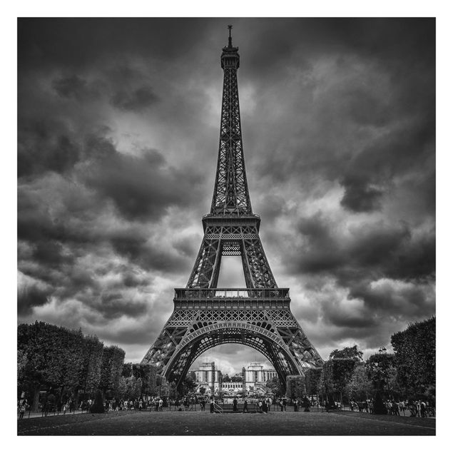 Papel pintado Eiffel Tower In Front Of Clouds In Black And White
