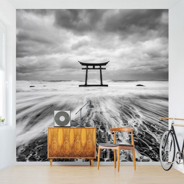 Papel pintado en blanco y negro Japanese Torii In The Ocean