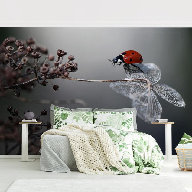Papel pintado salón moderno Ladybird On Hydrangea