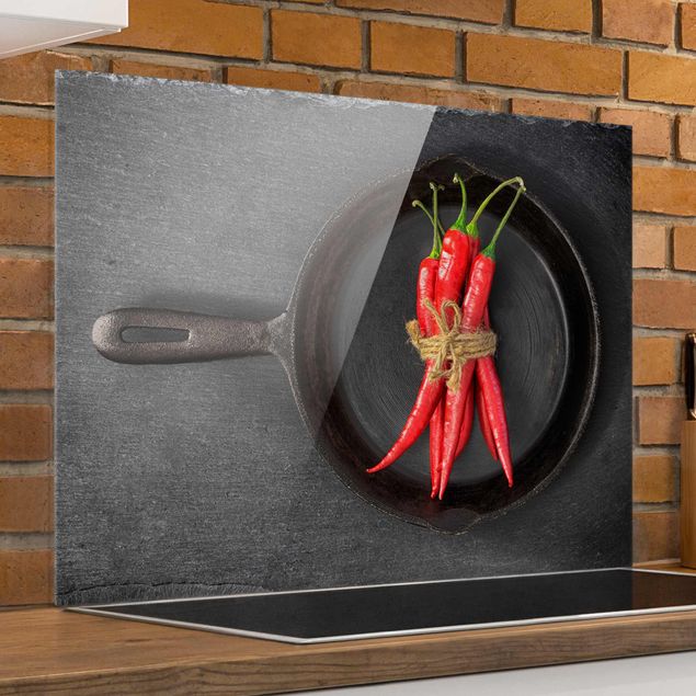 Decoración de cocinas Bundle Of Red Chillies In Frying Pan On Slate