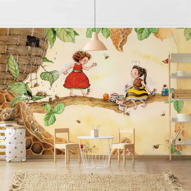 Papel pintado salón moderno Little Strawberry Strawberry Fairy - At the bee fairy's