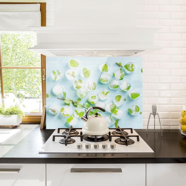 Panel antisalpicaduras cocina especias y hierbas Ice Cubes With Mint Leaves