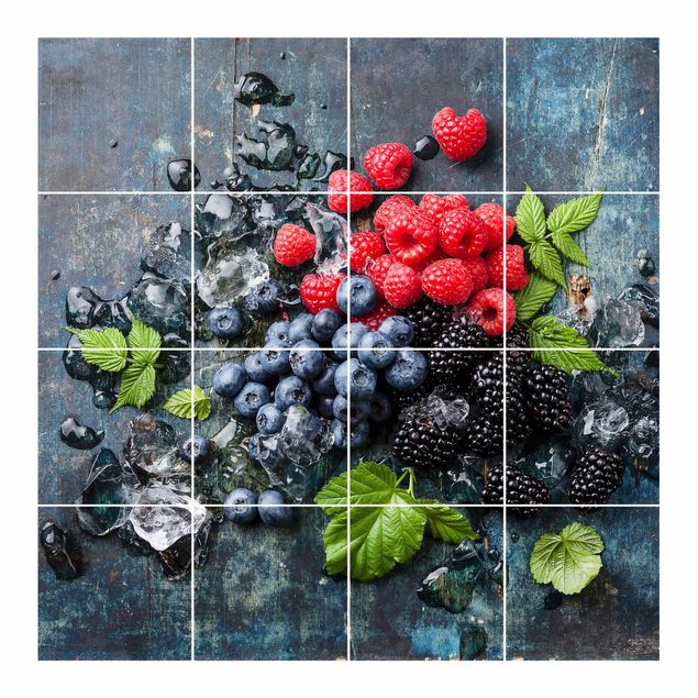 vinilo para azulejos cocina Berry Mix With Ice Cubes Wood