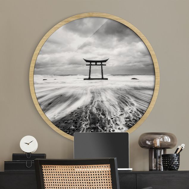 Pósters enmarcados en blanco y negro Japanese Torii In The Ocean