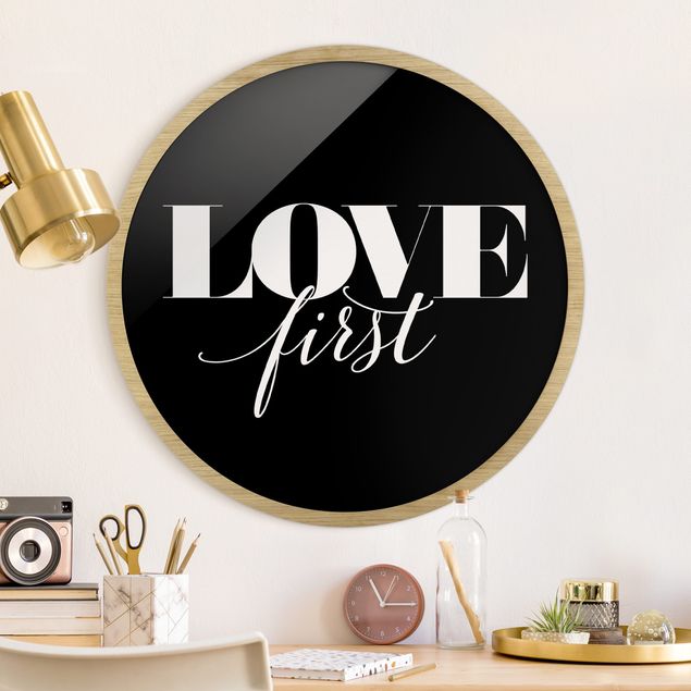 Pósters enmarcados con frases Love first Black