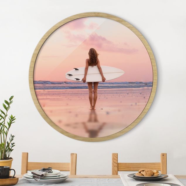 Cuadros paisajes Surfer Girl With Board At Sunset