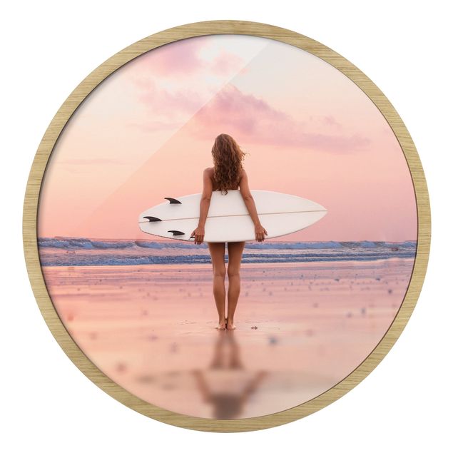 Pósters enmarcados de playas Surfer Girl With Board At Sunset