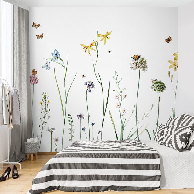 Papel pintado flores Dancing butterflies on wildflowers